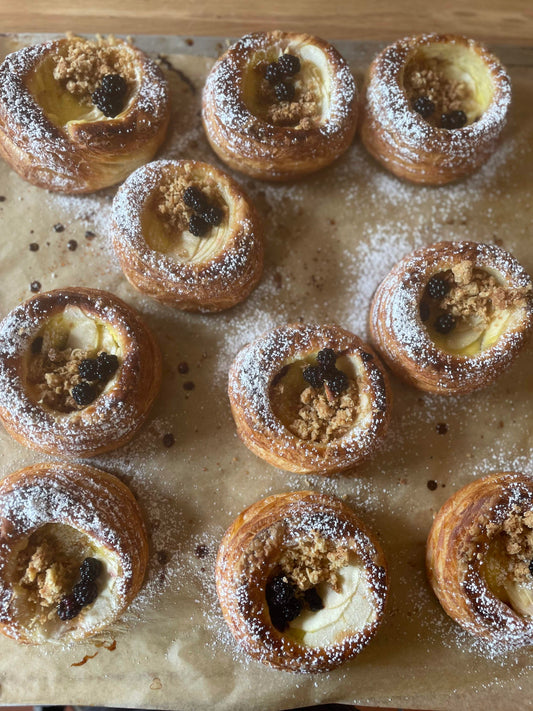 Apple & blueberry crumble & custard pastry