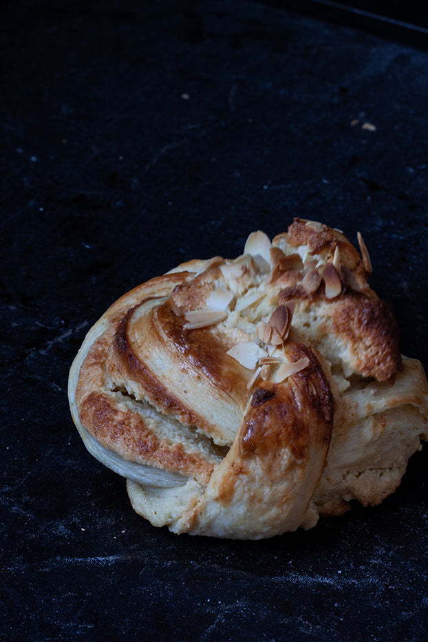 Frangipane knot